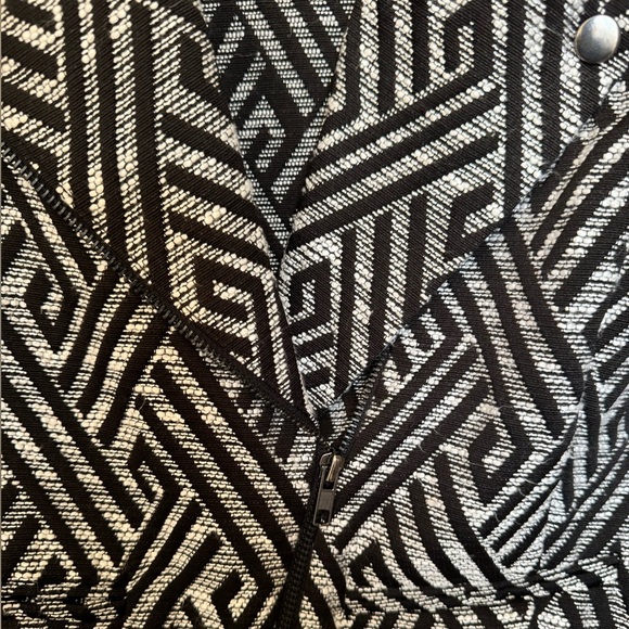 Forever 21 Black and White Patterned Geometric Jacket - Picture 4 of 7